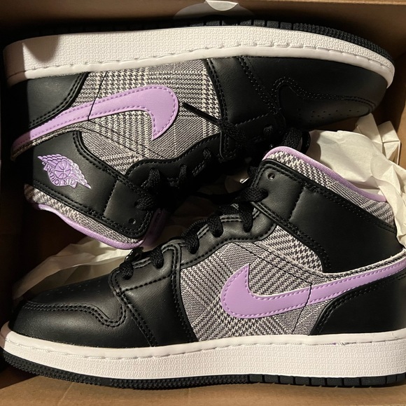 Brand New Nike Air Jordan Mid SE GS “Houndstooth” lilac plaid